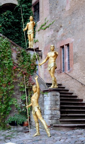 Statuen in Burghof2.jpg